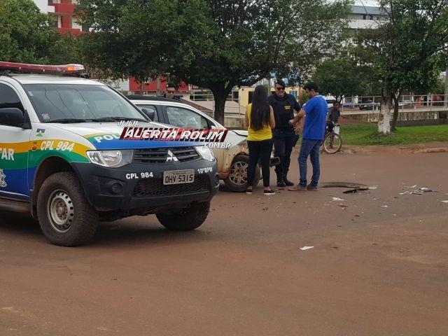 Rolim de Moura – Dois carros colidem no cruzamento da Rua Jaguaribe com Avenida 25 de Agosto Rolim de Moura – Dois carros colidem no cruzamento da Rua Jaguaribe com Avenida 25 de Agosto