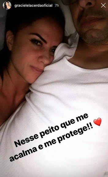Graciele Lacerda surge nua com Zezé na cama e abre o coração Graciele Lacerda surge nua com Zezé na cama e abre o coração