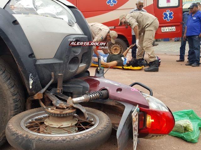 Rolim de Moura – Mulher é socorrida pelo Resgate após ser atingida por carro no cruzamento das Avenidas Norte Sul e São Paulo Rolim de Moura – Mulher é socorrida pelo Resgate após ser atingida por carro no cruzamento das Avenidas Norte Sul e São Paulo