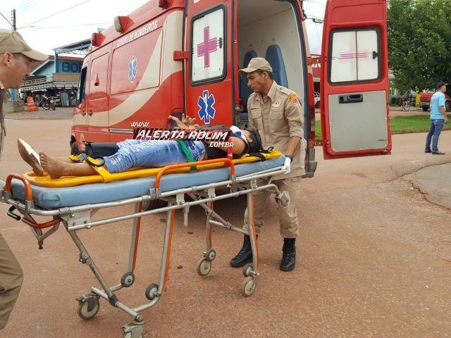 Rolim de Moura – Mulher é socorrida pelo Resgate após ser atingida por carro no cruzamento das Avenidas Norte Sul e São Paulo Rolim de Moura – Mulher é socorrida pelo Resgate após ser atingida por carro no cruzamento das Avenidas Norte Sul e São Paulo