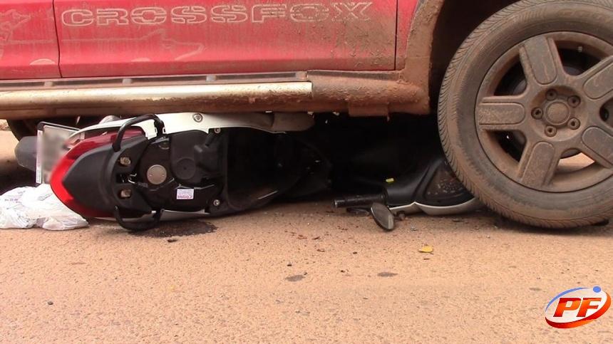 Garota é socorrida com ferimentos ao hospital após acidente entre motocicleta e carro no centro de Rolim de Moura