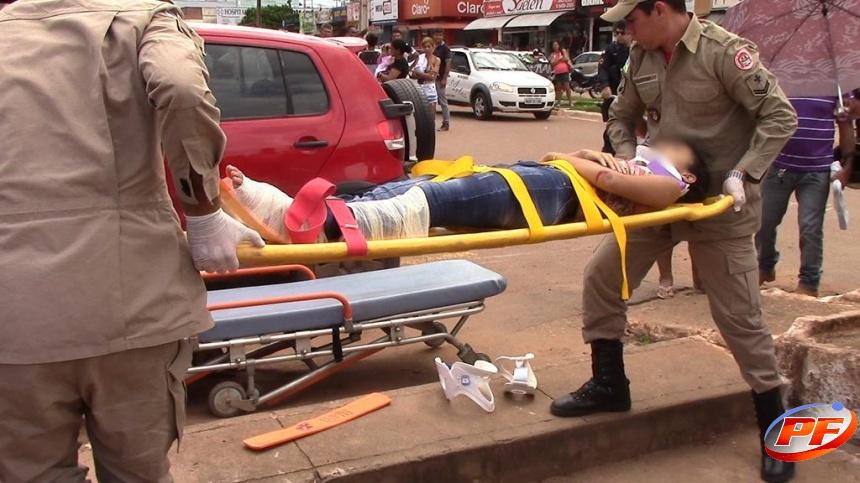Garota é socorrida com ferimentos ao hospital após acidente entre motocicleta e carro no centro de Rolim de Moura