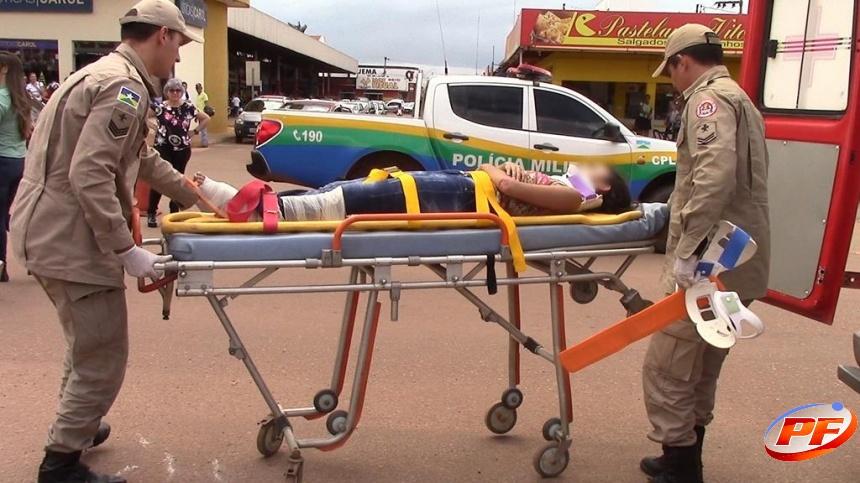 Garota é socorrida com ferimentos ao hospital após acidente entre motocicleta e carro no centro de Rolim de Moura