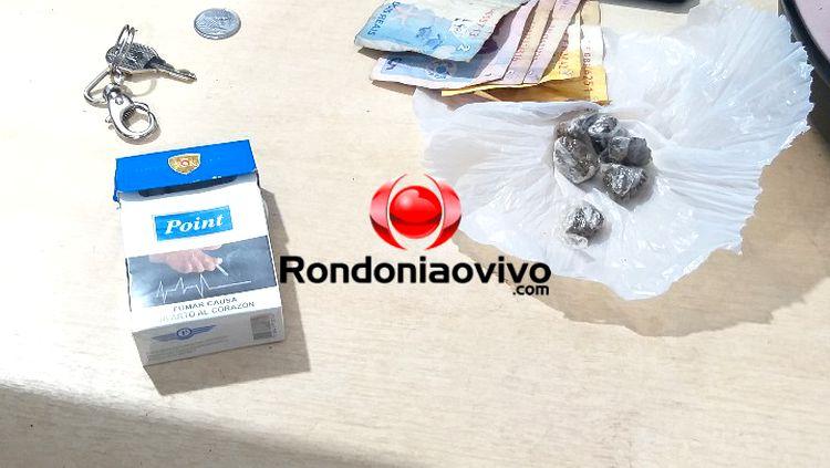 NA HORA: Polícia flagra suspeito vendendo droga para adolescentes