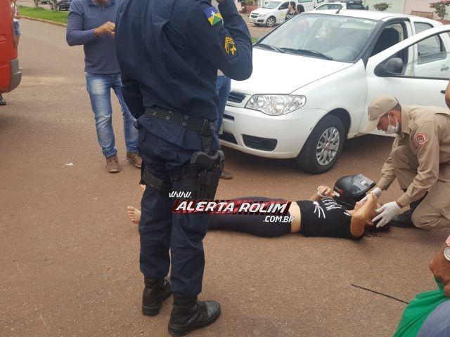 Rolim de Moura - Condutora de moto é encaminhada ao pronto socorro após se chocar contra carro em cruzamento no Centro da cidade