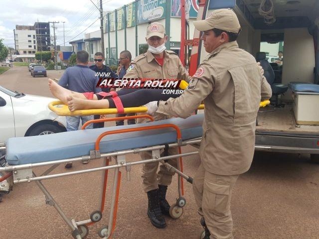 Rolim de Moura - Condutora de moto é encaminhada ao pronto socorro após se chocar contra carro em cruzamento no Centro da cidade