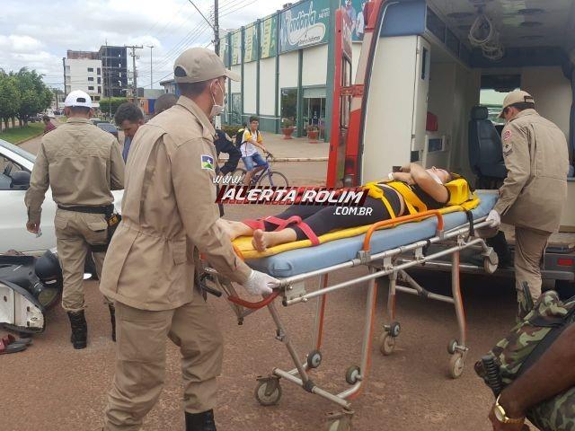 Rolim de Moura - Condutora de moto é encaminhada ao pronto socorro após se chocar contra carro em cruzamento no Centro da cidade