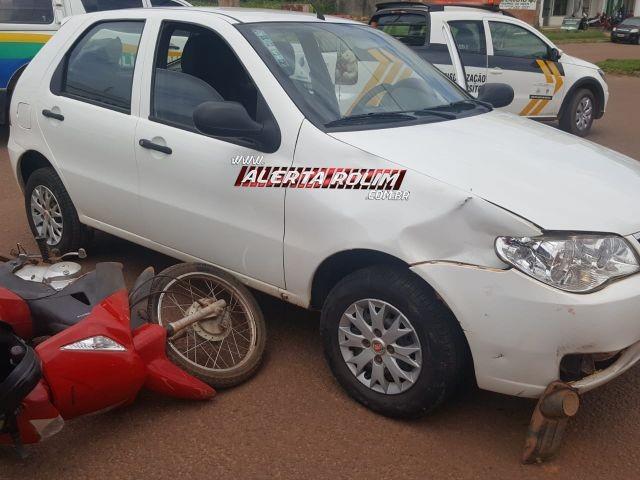 Rolim de Moura - Condutora de moto é encaminhada ao pronto socorro após se chocar contra carro em cruzamento no Centro da cidade