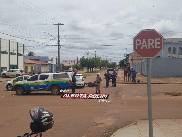 Rolim de Moura - Condutora de moto é encaminhada ao pronto socorro após se chocar contra carro em cruzamento no Centro da cidade