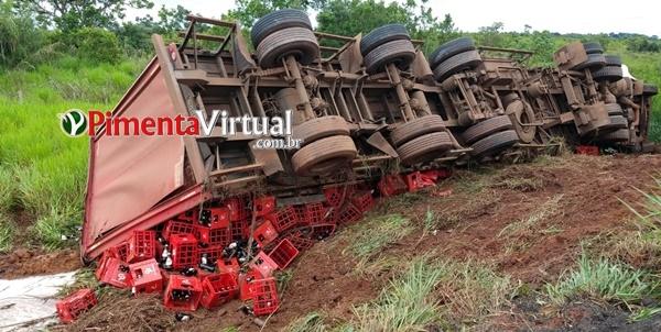 PIMENTA BUENO: Carreta com cerveja tomba após colisão com carro e carga fica espalhada na BR-364 PIMENTA BUENO: Carreta com cerveja tomba após colisão com carro e carga fica espalhada na BR-364