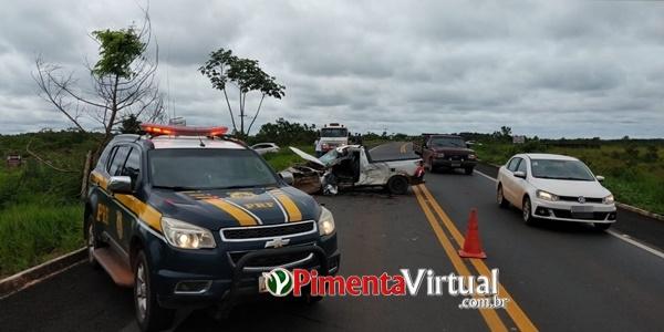 PIMENTA BUENO: Carreta com cerveja tomba após colisão com carro e carga fica espalhada na BR-364 PIMENTA BUENO: Carreta com cerveja tomba após colisão com carro e carga fica espalhada na BR-364