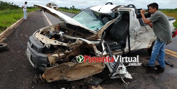 PIMENTA BUENO: Carreta com cerveja tomba após colisão com carro e carga fica espalhada na BR-364 PIMENTA BUENO: Carreta com cerveja tomba após colisão com carro e carga fica espalhada na BR-364