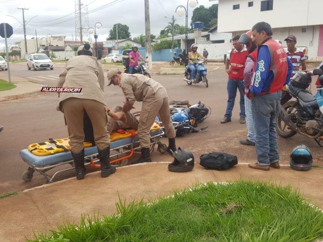 Rolim de Moura – Passageiro de mototáxi fica ferido após moto ser atingida por carro no Centro da cidade Rolim de Moura – Passageiro de mototáxi fica ferido após moto ser atingida por carro no Centro da cidade