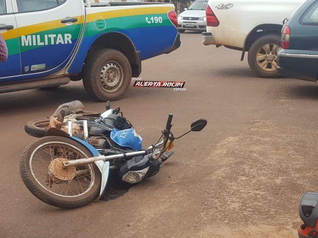 Rolim de Moura – Passageiro de mototáxi fica ferido após moto ser atingida por carro no Centro da cidade Rolim de Moura – Passageiro de mototáxi fica ferido após moto ser atingida por carro no Centro da cidade