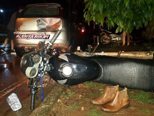 Rolim de Moura – Motociclista fica gravemente ferido após se chocar contra carro estacionado no Bairro São Cristóvão Rolim de Moura – Motociclista fica gravemente ferido após se chocar contra carro estacionado no Bairro São Cristóvão