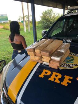 TRÁFICO: Passageira de táxi é flagrada pela PRF com 15 quilos de drogas na BR-319 TRÁFICO: Passageira de táxi é flagrada pela PRF com 15 quilos de drogas na BR-319