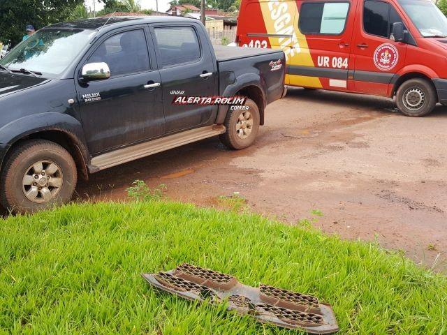 Rolim de Moura – Mulher é socorrida pelo Resgate após ser atingida por camionete no cruzamento da Rua Barão de Melgaço com Avenida Manaus Rolim de Moura – Mulher é socorrida pelo Resgate após ser atingida por camionete no cruzamento da Rua Barão de Melgaço com Avenida Manaus
