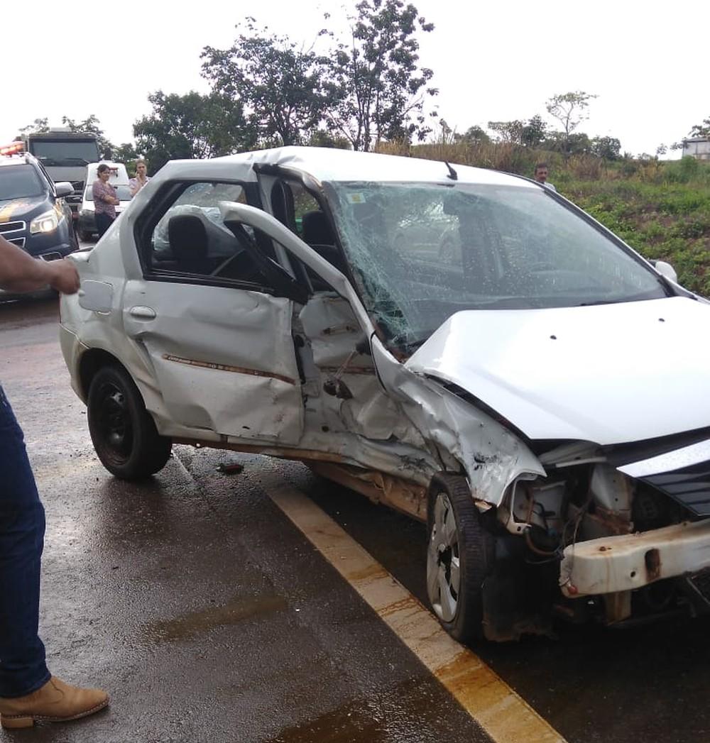 Colisão entre carros deixa uma pessoa morta e 4 feridos na BR-364 em RO Colisão entre carros deixa uma pessoa morta e 4 feridos na BR-364 em RO