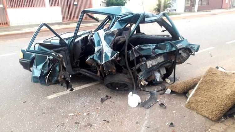 "NA DUQUE": Carro fica destruído e casal escapa da morte após ser arrastado por caminhonete "NA DUQUE": Carro fica destruído e casal escapa da morte após ser arrastado por caminhonete