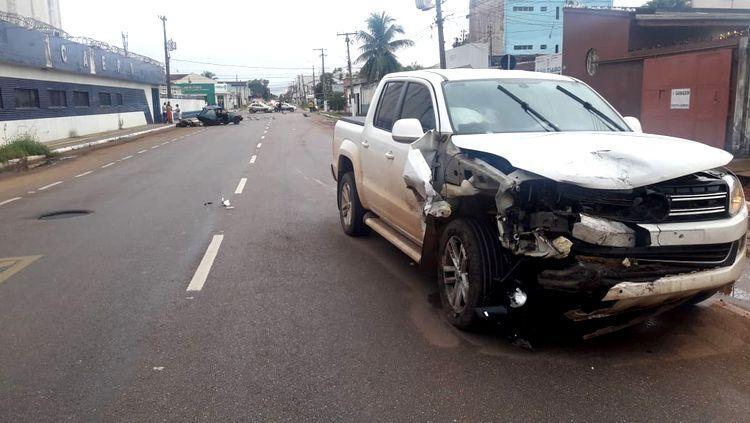 "NA DUQUE": Carro fica destruído e casal escapa da morte após ser arrastado por caminhonete "NA DUQUE": Carro fica destruído e casal escapa da morte após ser arrastado por caminhonete