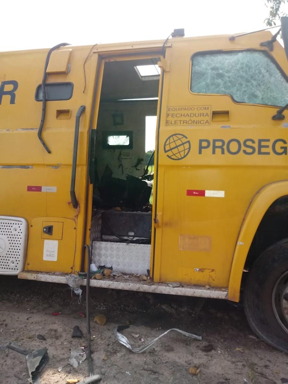 Assalto a carro-forte na BR-319 entre RO e AM tem troca de tiros e deixa 2 feridos