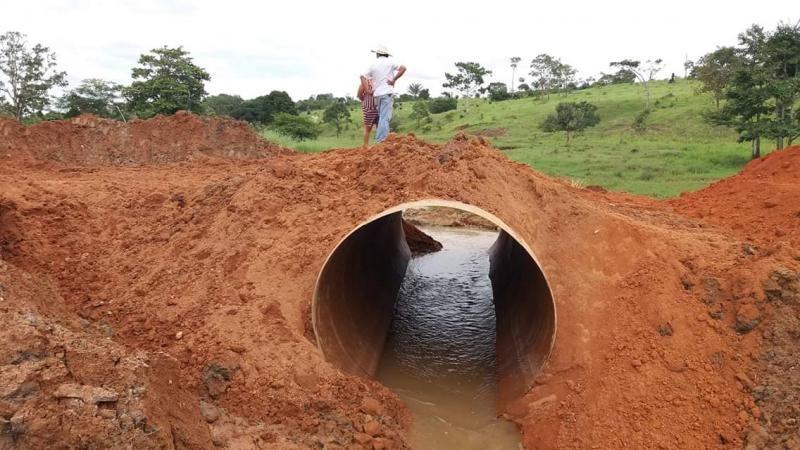 Prefeitura de Nova Brasilândia substitui ponte por tubo de aço na linha 13, Sul Prefeitura de Nova Brasilândia substitui ponte por tubo de aço na linha 13, Sul