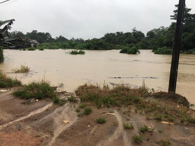 Chuva intensa causa enchente e deixa 20 famílias ilhadas em Buritis, RO Chuva intensa causa enchente e deixa 20 famílias ilhadas em Buritis, RO