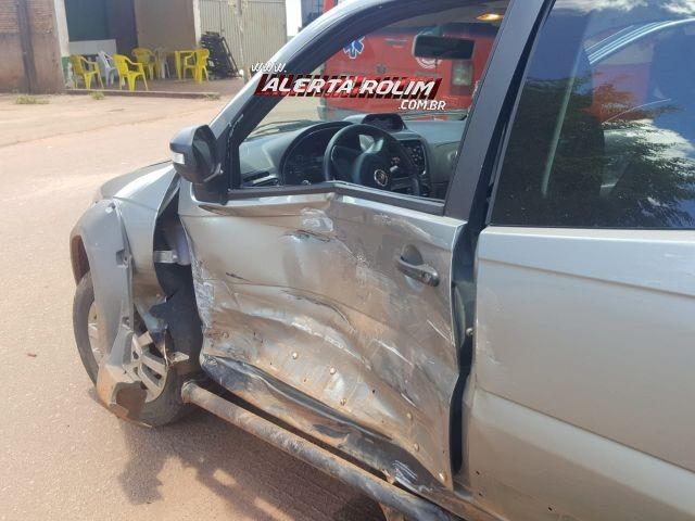 Rolim de Moura – Colisão entre dois carros é registrada na Avenida Norte Sul Rolim de Moura – Colisão entre dois carros é registrada na Avenida Norte Sul