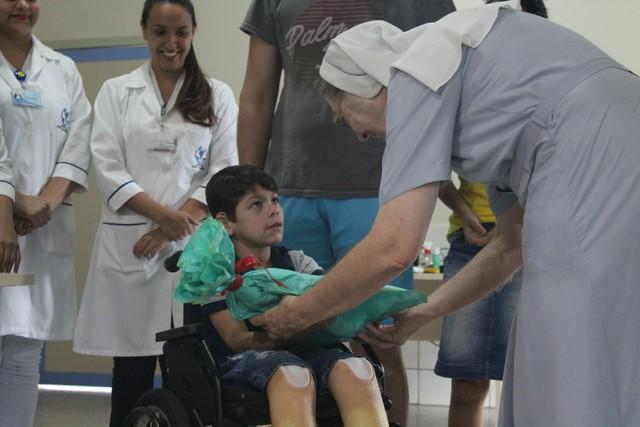 Menino de 7 anos ganha prótese de mão em 3D inspirada no Homem-Aranha em RO