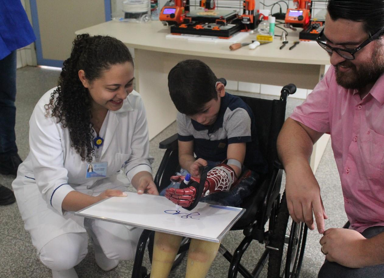 Menino de 7 anos ganha prótese de mão em 3D inspirada no Homem-Aranha em RO