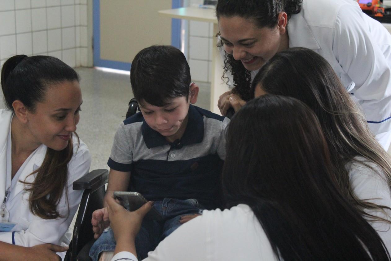 Menino de 7 anos ganha prótese de mão em 3D inspirada no Homem-Aranha em RO