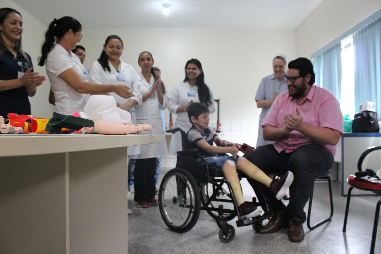Menino de 7 anos ganha prótese de mão em 3D inspirada no Homem-Aranha em RO