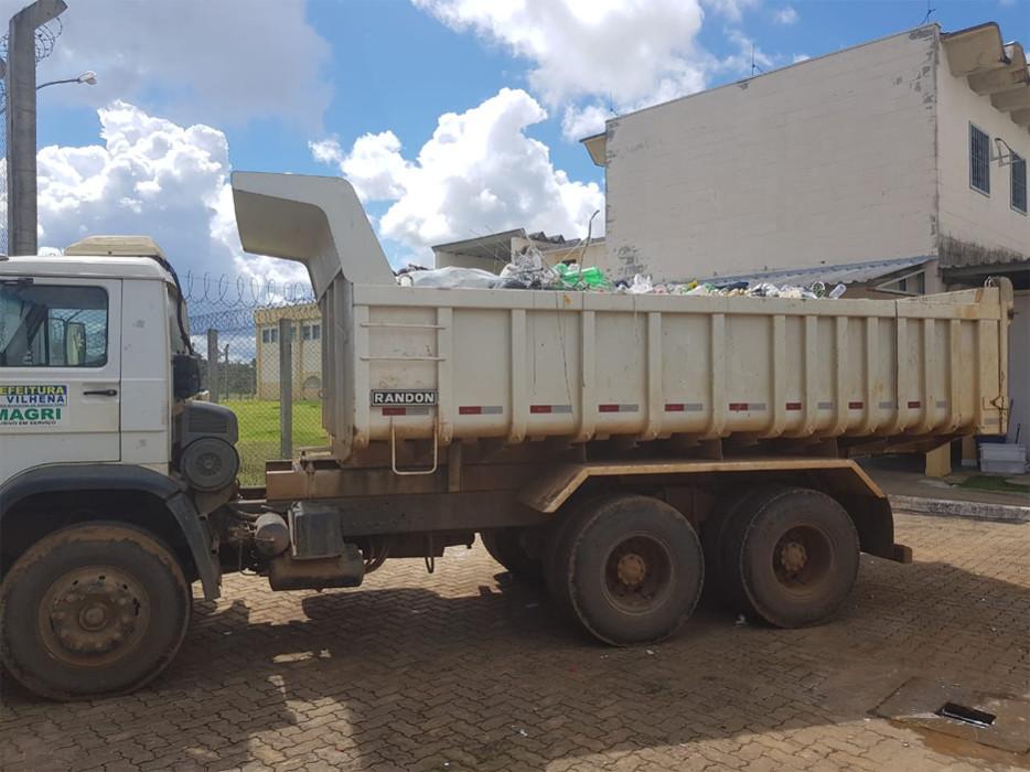 Operação em presídio retira caminhão lotado de objetos e equipamentos de presos Operação em presídio retira caminhão lotado de objetos e equipamentos de presos