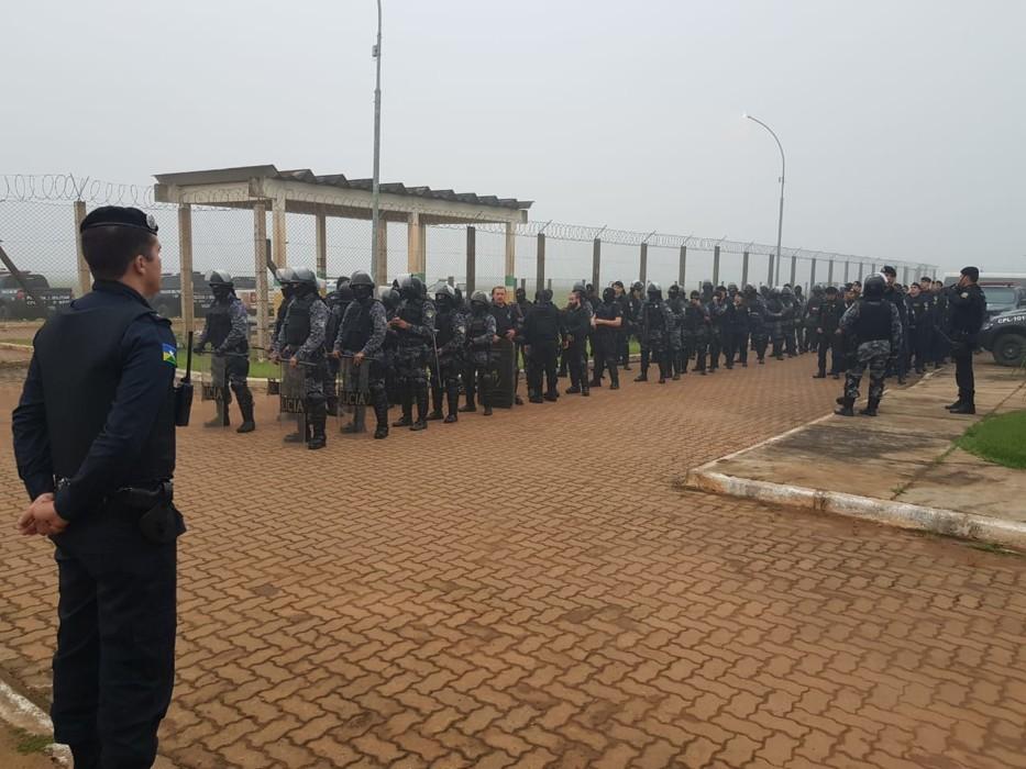 Operação em presídio retira caminhão lotado de objetos e equipamentos de presos Operação em presídio retira caminhão lotado de objetos e equipamentos de presos