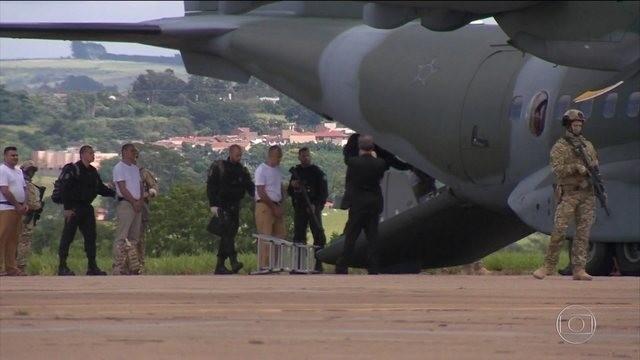 Transferência para presídios federais isolou 1º e 2º escalões de facção de SP, diz promotor que vive há dez anos sob escolta policial