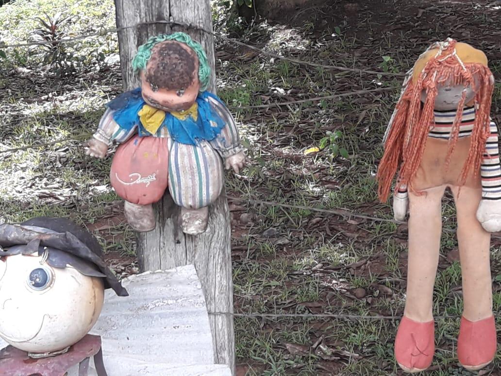 MACABRO: Bonecas velhas recolhidas no lixão são usadas para espantar ladrões e maus espíritos