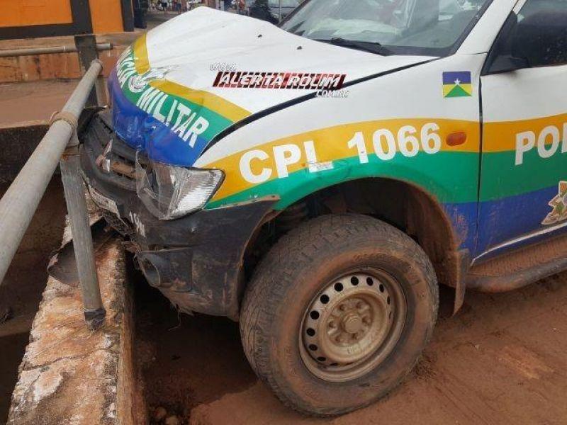 Rolim de Moura – Durante acompanhamento a suspeito, viatura da PM se envolve em acidente de trânsito no Centro da cidade Rolim de Moura – Durante acompanhamento a suspeito, viatura da PM se envolve em acidente de trânsito no Centro da cidade