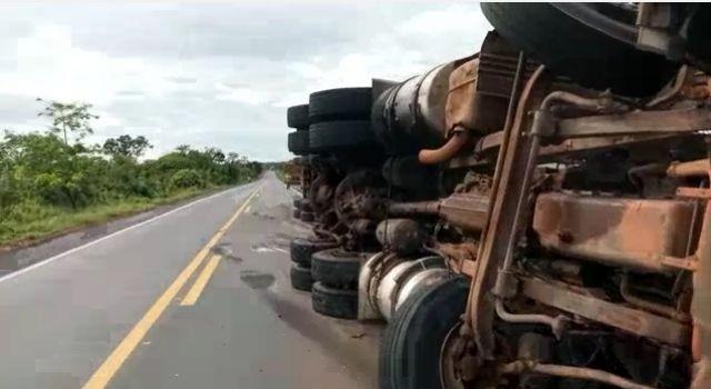 Carreta carregada com cerveja tomba na BR-364, em Pimenta Bueno Carreta carregada com cerveja tomba na BR-364, em Pimenta Bueno