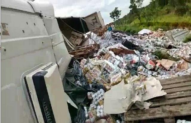 Carreta carregada com cerveja tomba na BR-364, em Pimenta Bueno Carreta carregada com cerveja tomba na BR-364, em Pimenta Bueno
