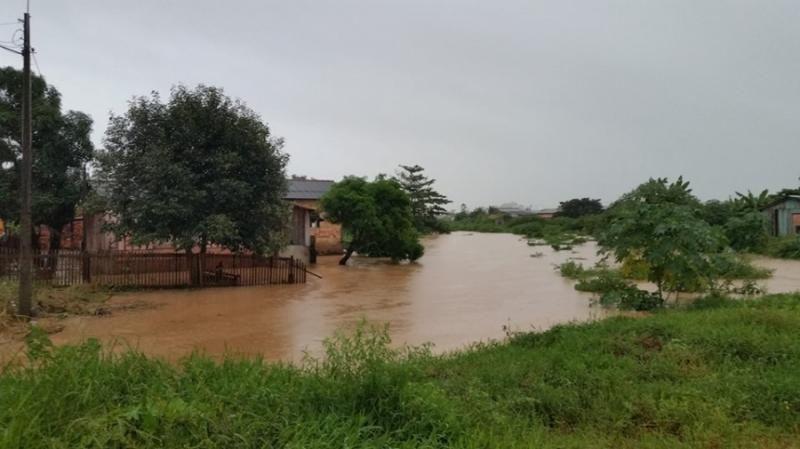 Vídeo e Fotos - Córrego Dois de Abril transborda e deixa famílias desabrigadas, em Ji-Paraná