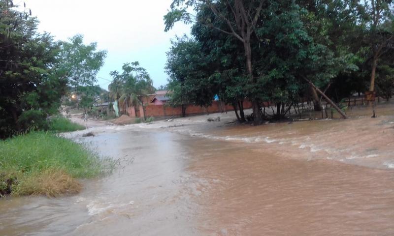 JARU – Fortes chuvas transbordam o rio Mororó e deixam ruas e casas alagadas e diversas famílias desabrigadas