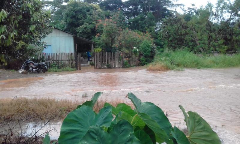 JARU – Fortes chuvas transbordam o rio Mororó e deixam ruas e casas alagadas e diversas famílias desabrigadas