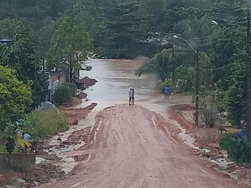 JARU – Fortes chuvas transbordam o rio Mororó e deixam ruas e casas alagadas e diversas famílias desabrigadas