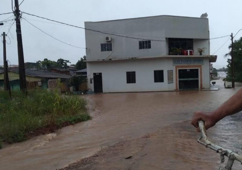 JARU – Fortes chuvas transbordam o rio Mororó e deixam ruas e casas alagadas e diversas famílias desabrigadas