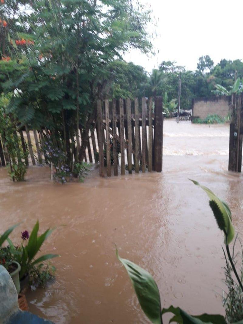 JARU – Fortes chuvas transbordam o rio Mororó e deixam ruas e casas alagadas e diversas famílias desabrigadas