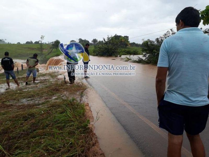 Nova Brasilândia -  Forte chuva deixa saída para Rolim de Moura, na RO - 481, isolada por várias horas - FOTOS