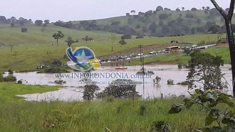 Nova Brasilândia -  Forte chuva deixa saída para Rolim de Moura, na RO - 481, isolada por várias horas - FOTOS