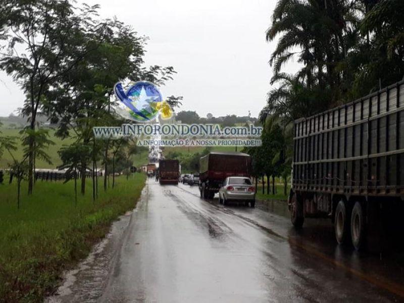 Nova Brasilândia -  Forte chuva deixa saída para Rolim de Moura, na RO - 481, isolada por várias horas - FOTOS