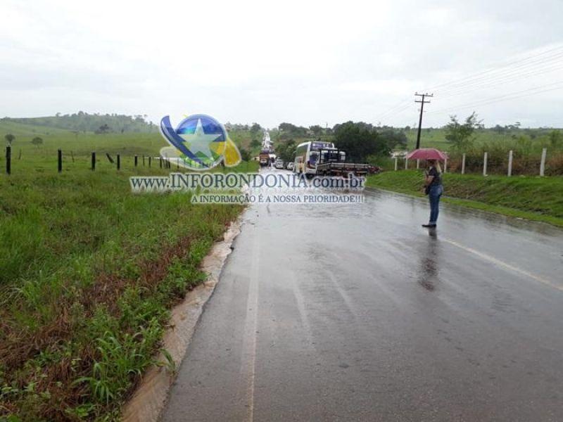 Nova Brasilândia -  Forte chuva deixa saída para Rolim de Moura, na RO - 481, isolada por várias horas - FOTOS