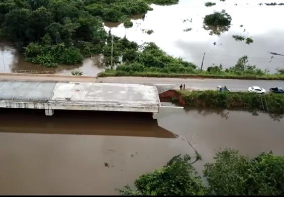 Cabeceira de ponte começa a desabar na RO 135 em Rondônia
